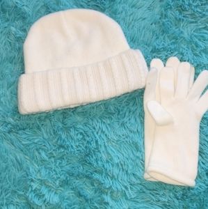Ribbed cuffed Cap and Gloves in white